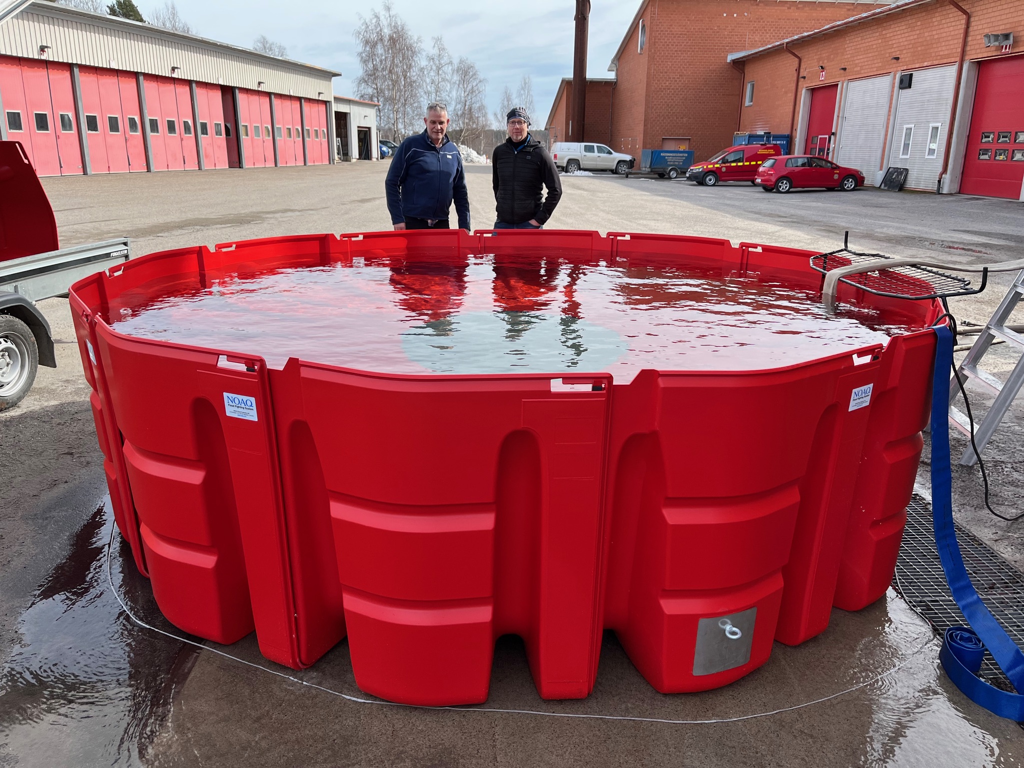 Depósito modular NOAQ lleno de agua durante una demostración.