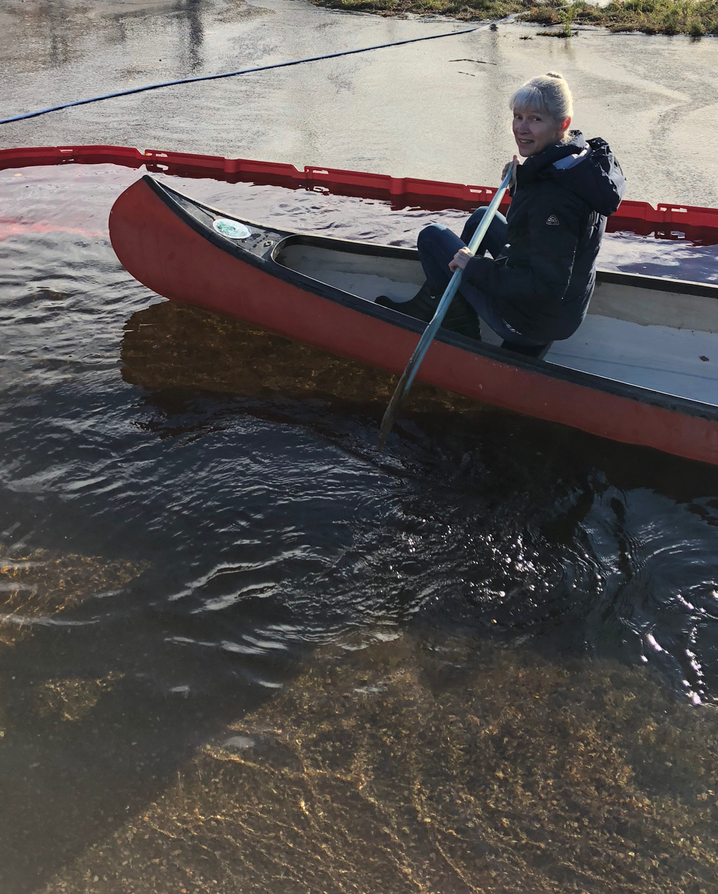 Una canoa en el interior de un recinto formado con barreras NOAQ.